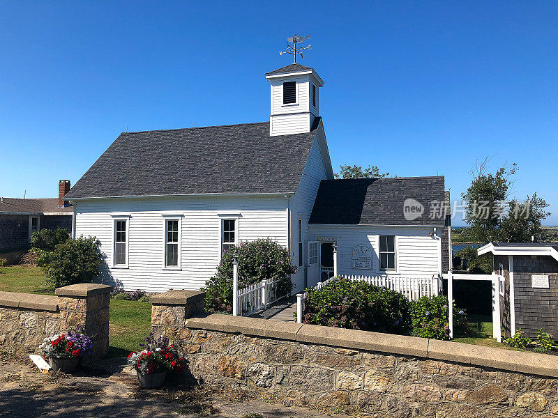 Cuttyhunk Union Methodist Church是一个简单的白色护墙板建筑，带有一个冲天炉和风标。